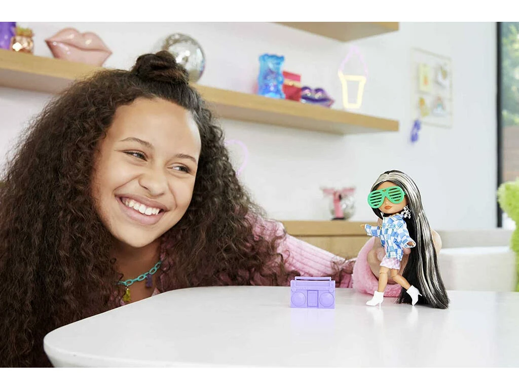 Barbie Extra Mini Chaqueta Cuadros Mattel HGP64 8 Barbie Extra Mini Chaqueta Cuadros Mattel HGP64 - Imagen 6