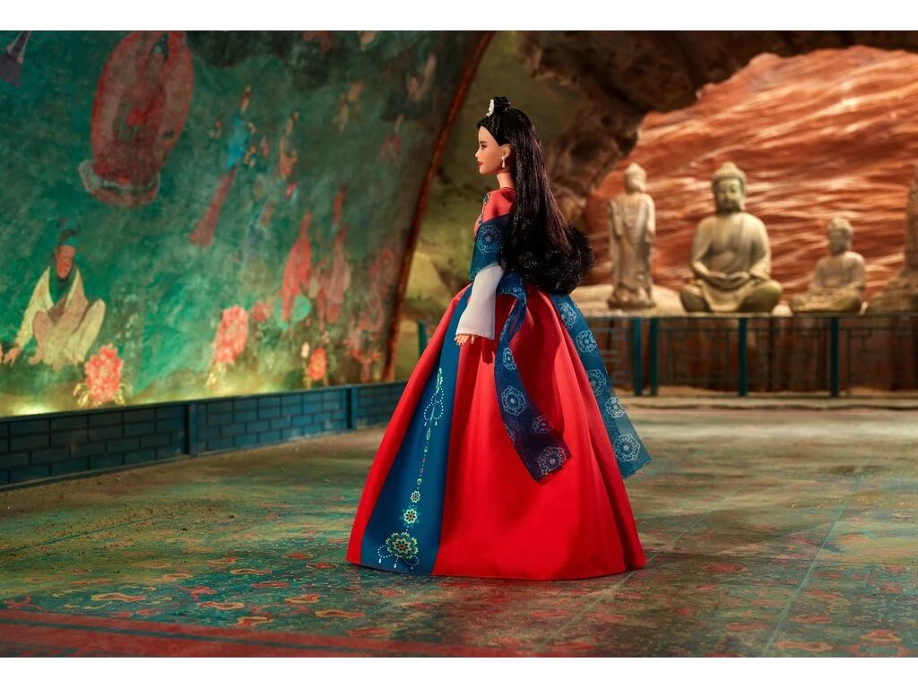 Barbie Signature Año Nuevo Lunar Mattel HJX35 8 Barbie Signature Año Nuevo Lunar Mattel HJX35 - Imagen 6